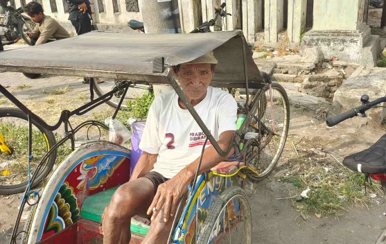 Roda Becak Cirebon yang Makin Pelan: Kisah Kesetiaan di Tengah Arus Modernisasi