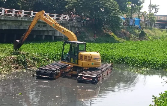 Warga Apresiasi Pengangkatan Eceng Gondok di Area Waduk Bojongsari Indramayu
