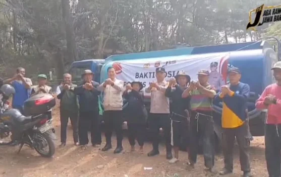Kepedulian Polri Mengalir, Polsek Majalengka Salurkan Air Bersih untuk Warga