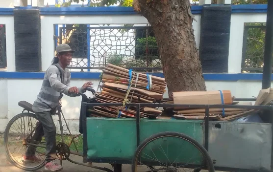 Perjuangan Salim, Kayuh Gerobak Rongsok Keliling Kampung Indramayu