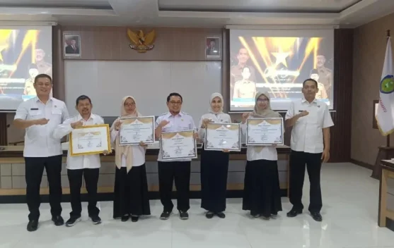 Setda Indramayu Serahkan Penghargaan Reformasi Birokrasi dan PEKPPP