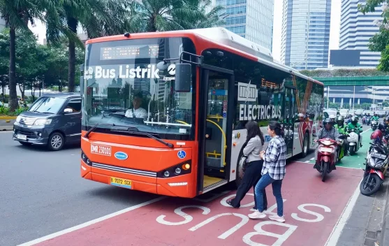 Pemerintah Didesak Alihkan Subsidi Motor Listrik ke Bus Perkotaan