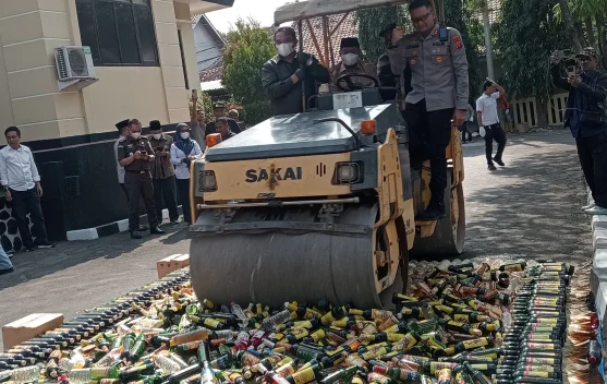 Dikejar Polisi, Penjual Miras di Majalengka Kini Main Sembunyi dan COD