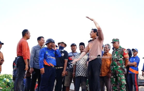 Bupati Indramayu Lucky Hakim Tinjau Jembatan Desa 3 di Terisi