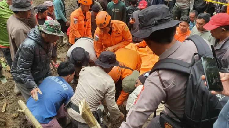 Petani Pencari Bambu Tertimbun Longsor