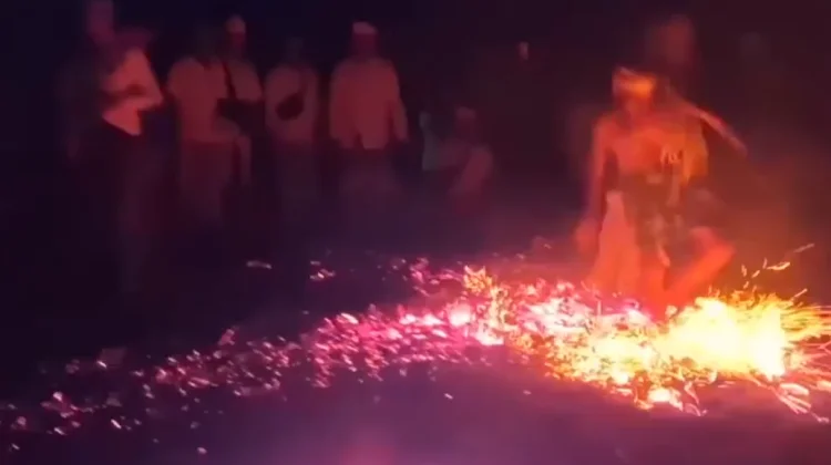 Tarian Sanghyang Jaran Gading Menginjak-nginjak Bara Api