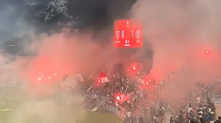 Flare dan Kembang Api Hentikan Laga Bali United Kontra Persija
