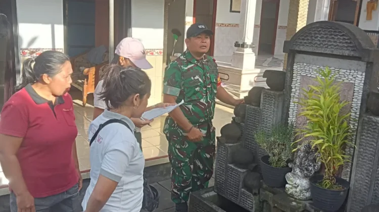 Babinsa Semarapura Kaja Gencarkan PSN Cegah DBD