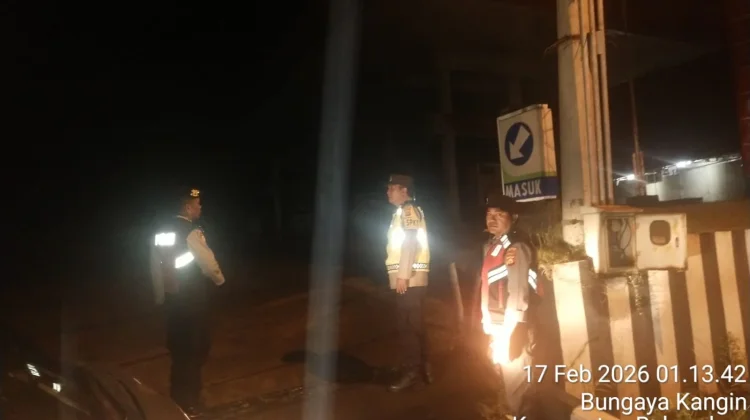 Polsek Bebandem  Menembus Hujan Demi Menjaga Keamanan Wilayah
