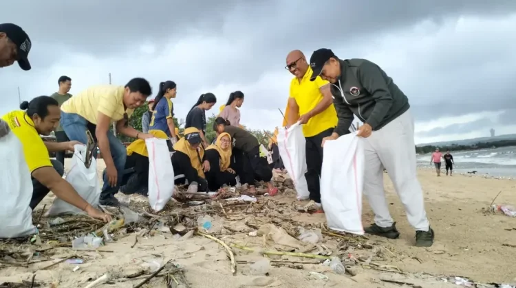 Dewan Badung Bersama Warga Bersihkan Pantai Kedonganan