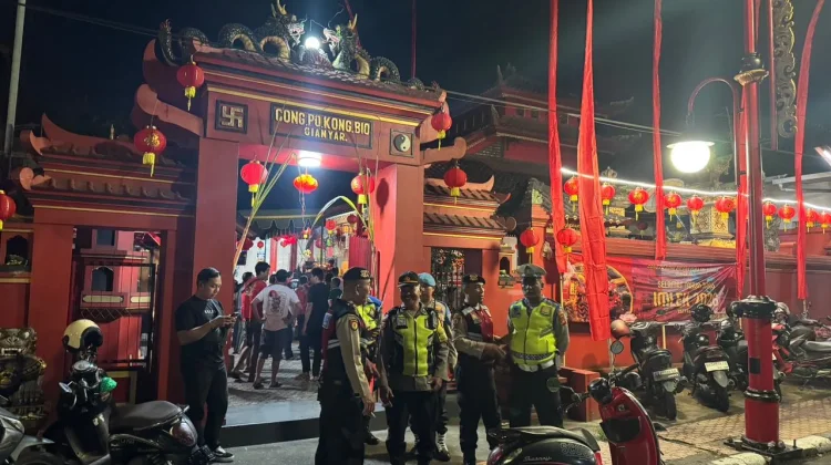 Polsek Gianyar Amankan Persembahyangan Imlek 2577 Kongzili