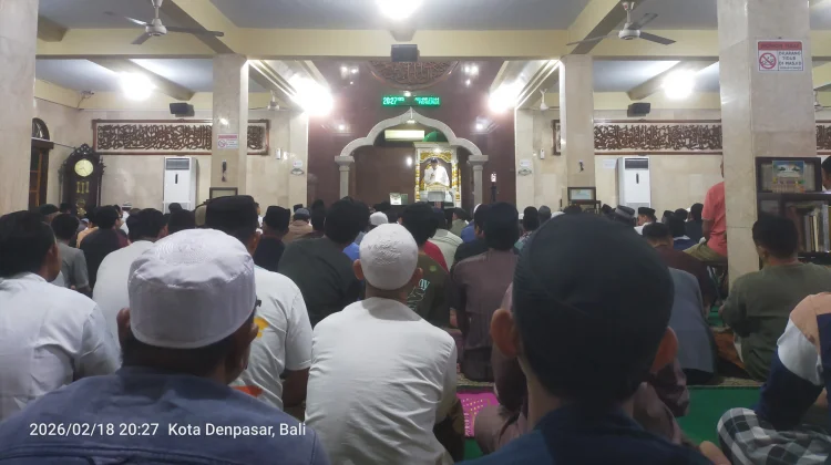 Suasana Tarawih Perdana Ramadan 1447 H di Masjid At-Taqwa Polda Bali