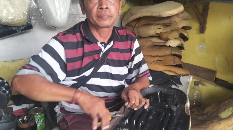 Kisah Ketut Sudarma Tekuni Usaha Sadel Motor