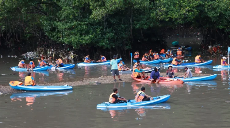 Susur Mangrove, 2,5 Ton Sampah Plastik Terkumpul