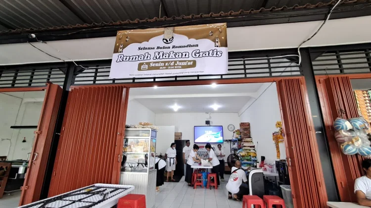 Berbagi Berkah Ramadhan, Rumah Makan Gratis di Denpasar Layani Warga Berbuka Puasa
