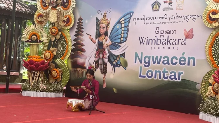 Remaja Bali Fasih Ngwacen Lontar Bulan Bahasa Bali
