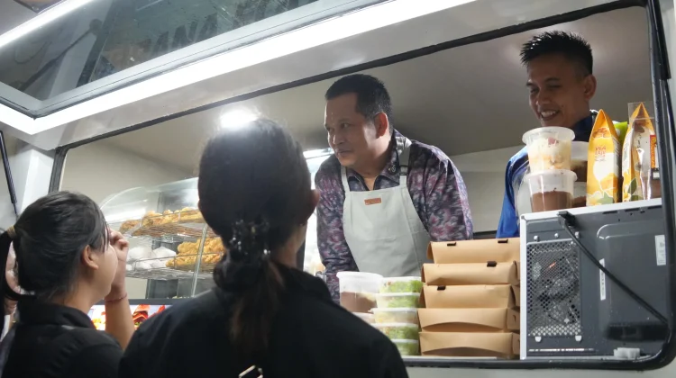 Kembang-Ipat Jadi Pedagang saat Peluncuran Food Truck UMKM