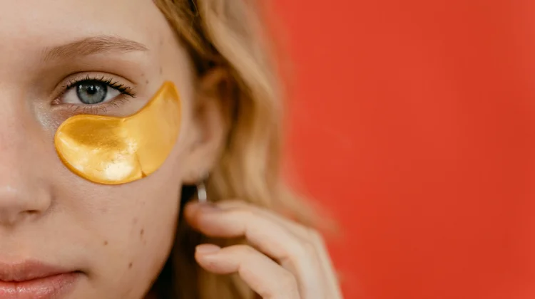 Ini Lima Langkah Cepat Bikin Concealer Bawah Mata Anti-Crack