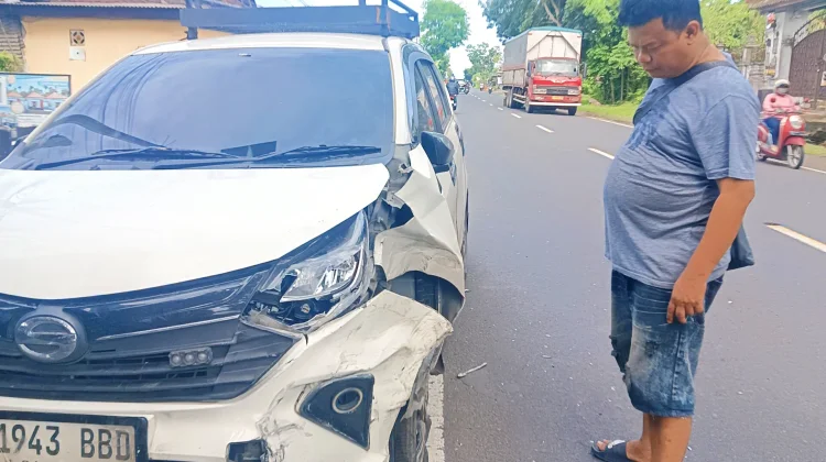 Ngantuk, Dua Mobil 'Adu Jangkrik' di Jembrana