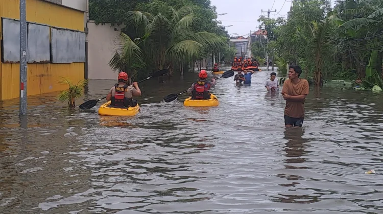 Tim SAR Gabungan Evakuasi  Korban Banjir di Dewi Sri Legian