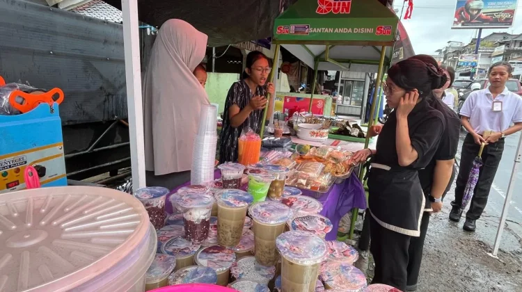 Penjualan Takjil Tetap Ramai saat Cuaca Ekstrem