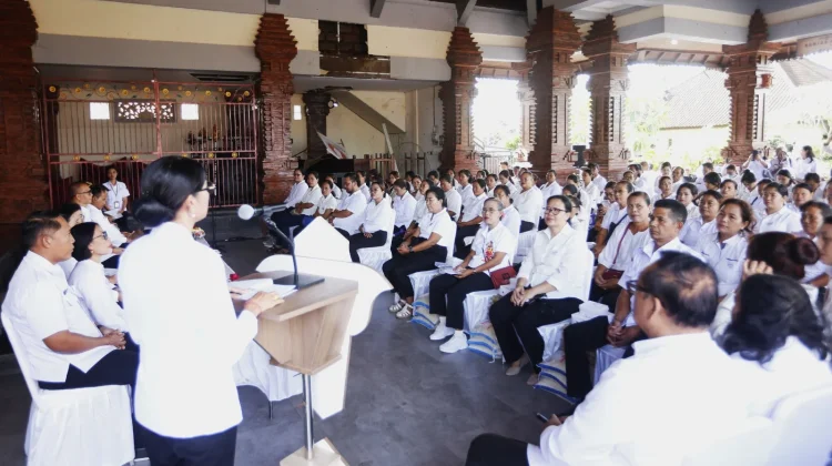 Kader Posyandu Desa Terima Paket Sembako