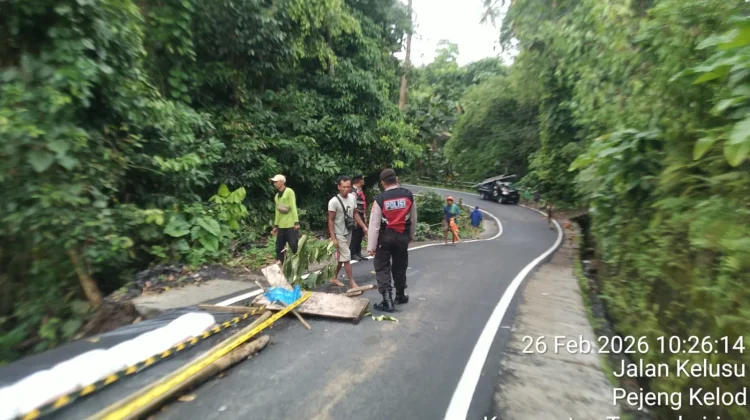 Patroli Polres Gianyar Cek Daerah Rawan Pohon Tumbang dan Longsor