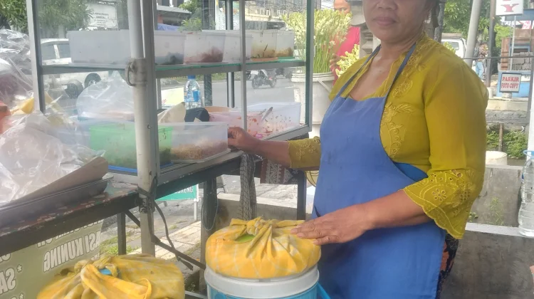 Tetap Eksis Berjualan Nasi Kuning Selama 20 Tahun