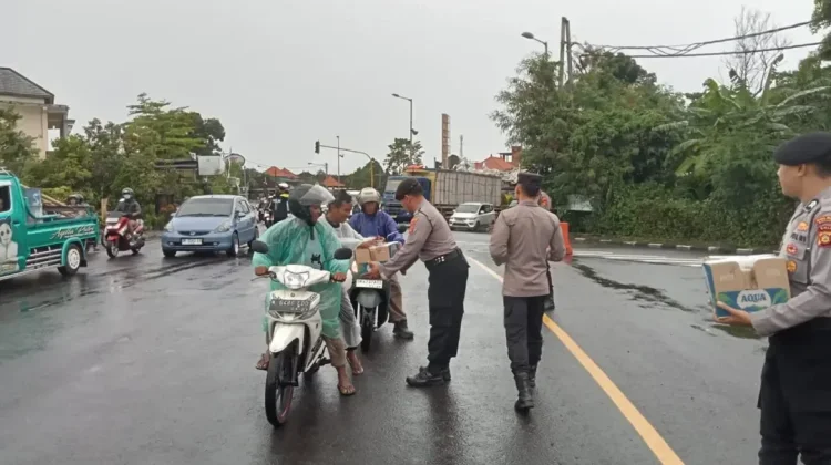 Satpamobvit Polres Badung Berbagi Takjil Ramadan