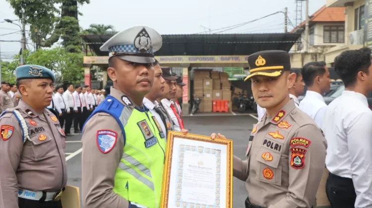 Apresiasi Kinerja Anggota, Polres Badung Gelar Penyerahan Piagam