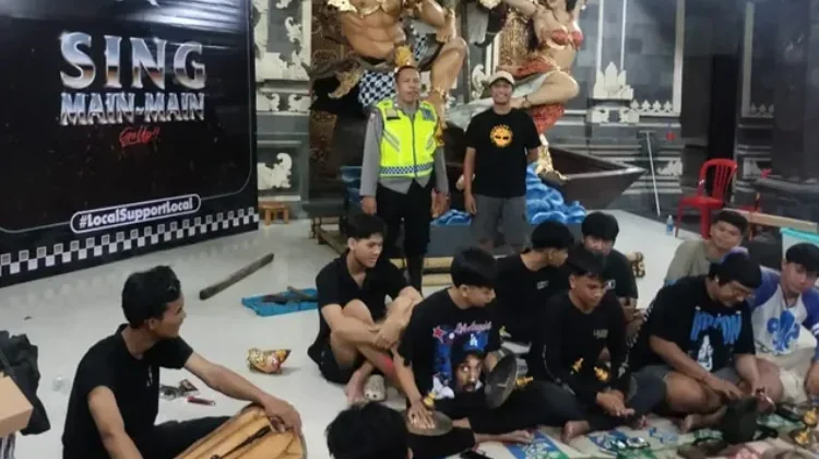 Sambut Nyepi, Bhabinkamtibmas Kerobokan Kaja Dukung Kreativitas Anak Muda
