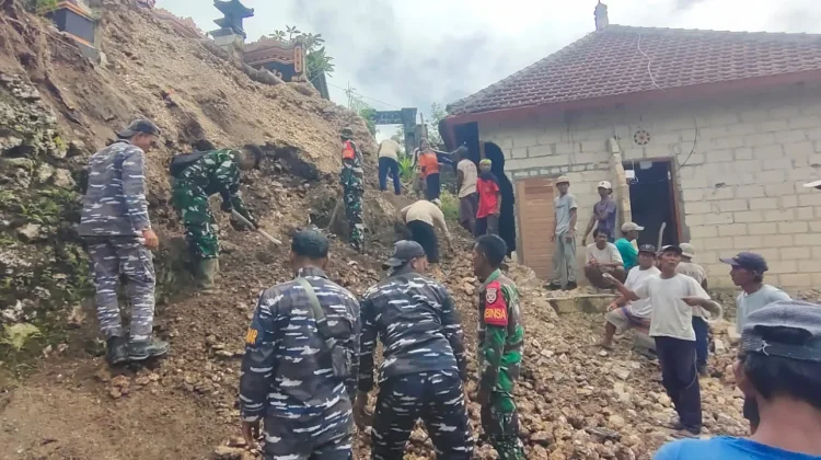 Kemanunggalan TNI Rakyat Evakuasi Material Longsor