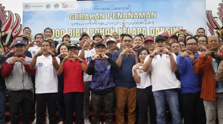 Aksi penanaman 1.000 Bibit Pohon Kelapa Daksina di Embung Tulad Unda