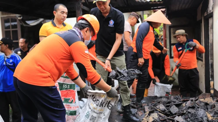 Aksi Bersih-bersih Pasca Kebakaran di Banjar Budaga