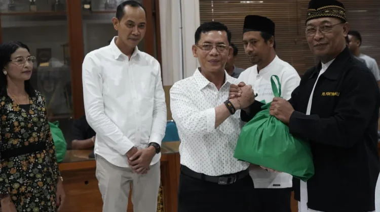 Pemkab Klungkung Gelar Buka Puasa Bersama dan Serahkan Bahan Makanan