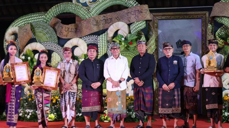 Sekda Eddy Mulya Tutup Utsawa Dharma Gita dan Bulan Bahasa Bali 2026