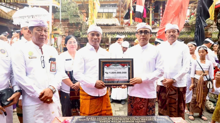 Wali Kota Jaya Negara Serahkan Hibah Rp1 Miliar di Pura Dalem Laplap