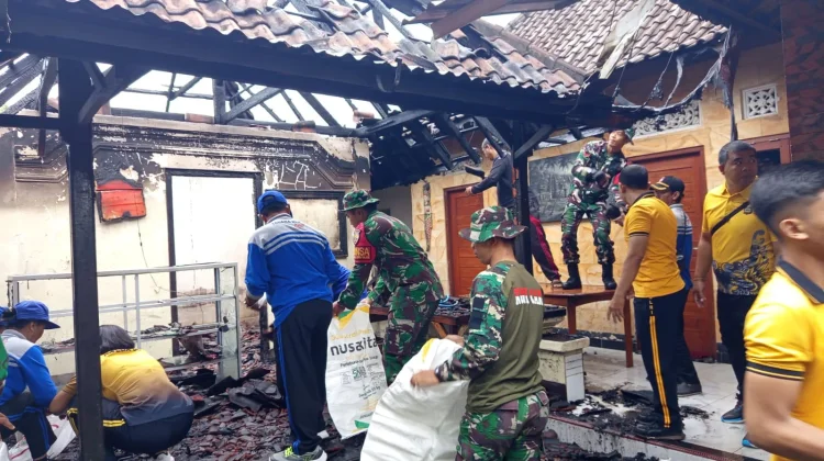 Kodim Klungkung Gotong Royong Bersihkan Rumah Terbakar