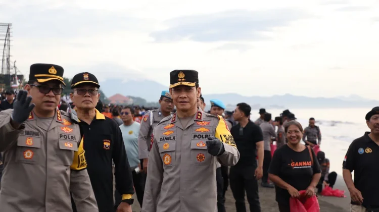 Kapolda Bali Dukung Aksi Bersih Pantai Padang Galak