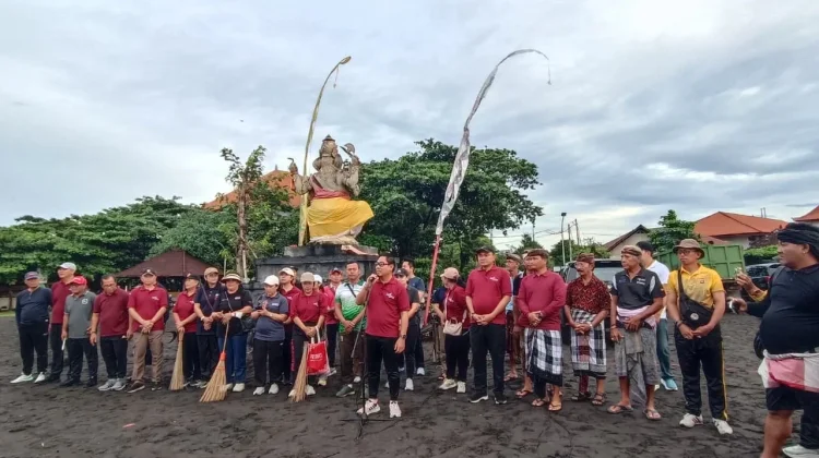 Wawali Arya Wibawa Pimpin Aksi Bersih Serentak di Pantai Biaung