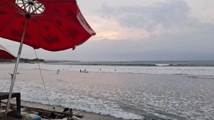 Payung Pedagang Pantai Kuta akan Diseragamkan