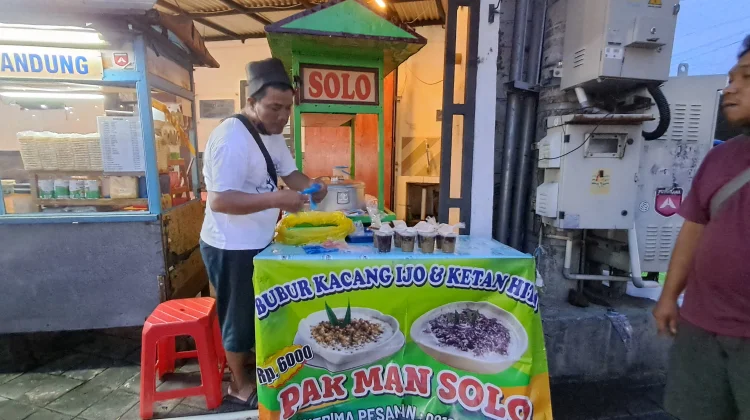 Hujan Dorong Minat Masyarakat pada Takjil Hangat