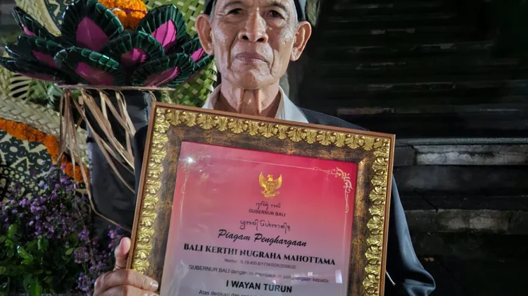 Konsisten Menjaga Warisan Lontar, I Wayan Turun Raih Bali Kerthi Nugraha Mahottama