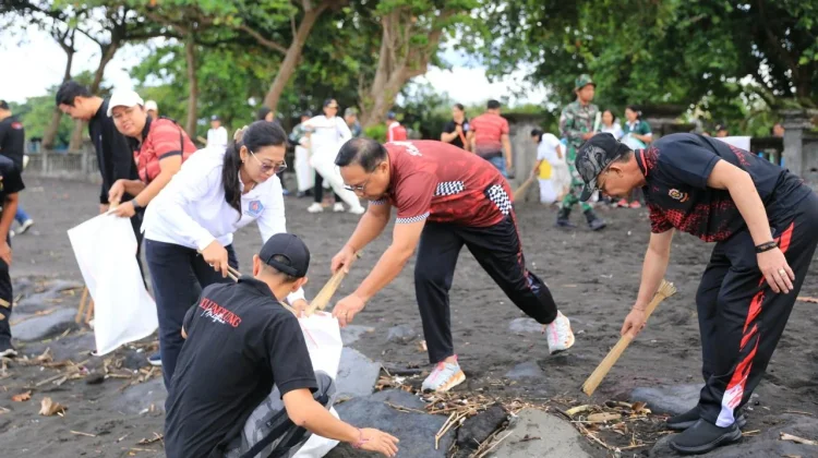 Wujudkan Klungkung Asri, Bupati Satria Pimpin Aksi Gotong Royong Bersih