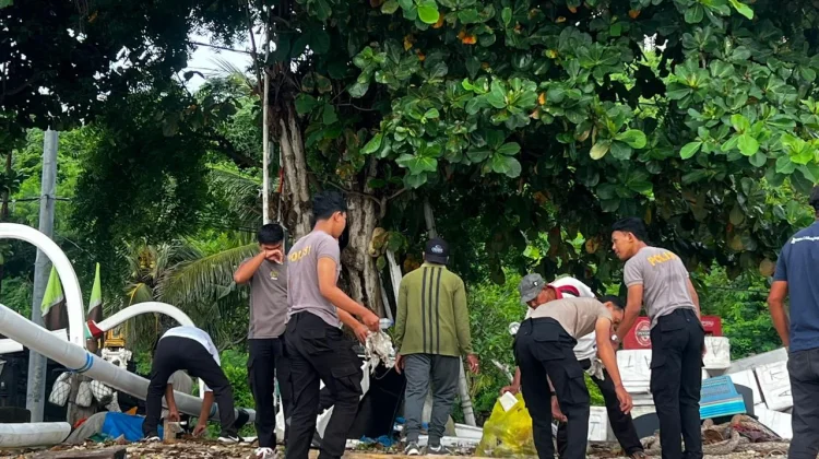 Polsek Nusa Penida Bersinergi Jaga Kebersihan Pantai Karangsari
