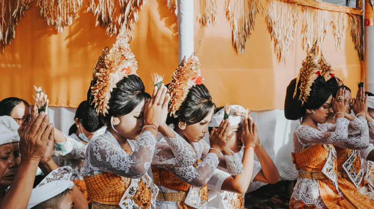 Ritual Potong Gigi Simbol Pengendalian Nafsu Calon Pengantin