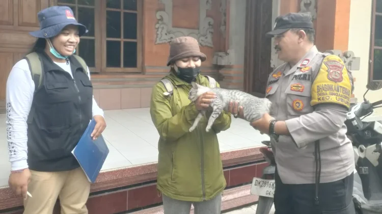 Cegah Rabies, Bhabinkamtibmas Dampingi Tim Lakukan Vaksinasi Hewan