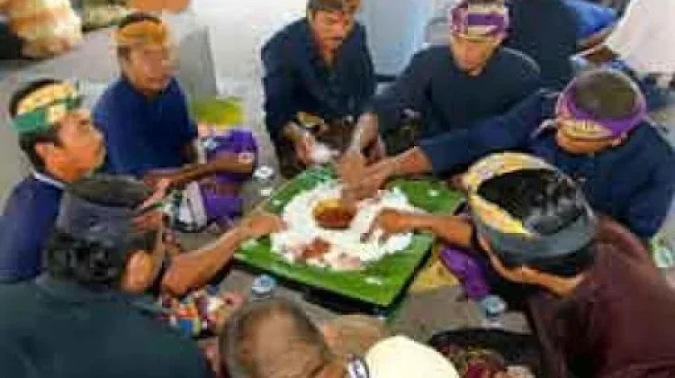 Megibung, Tradisi  Makan Bareng yang Penuh Rasa dan Makna
