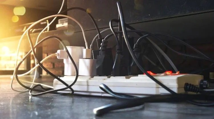 Charger Menancap: Pemborosan Kecil Berdampak Besar.