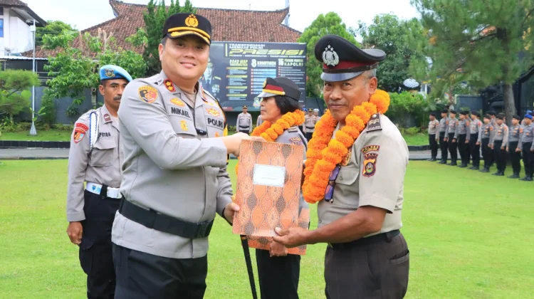 Polres Klungkung Gelar Upacara Kenaikan Pangkat Pengabdian